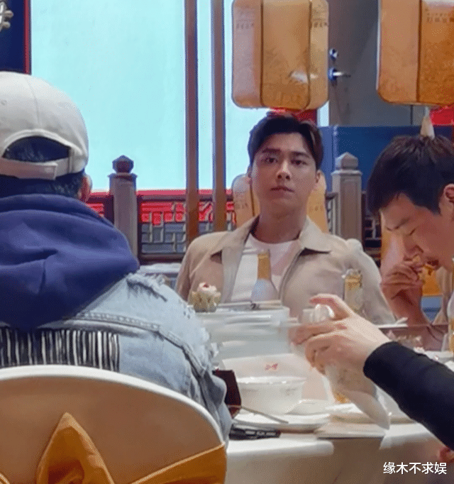 李易峰|34岁李易峰被晒晚宴生图，生图下发福明显，对比如今变化不小