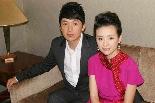 董洁|42岁董洁与儿子拍“婚纱照”,母子接吻画面惹争议,是母爱还是束缚?