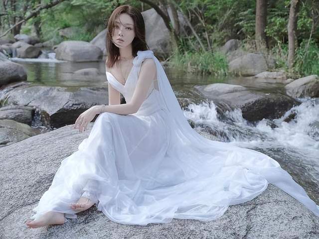 李一桐|北京电影节红毯：张天爱大秀身材，李一桐挤出副乳，姚晨变身花童