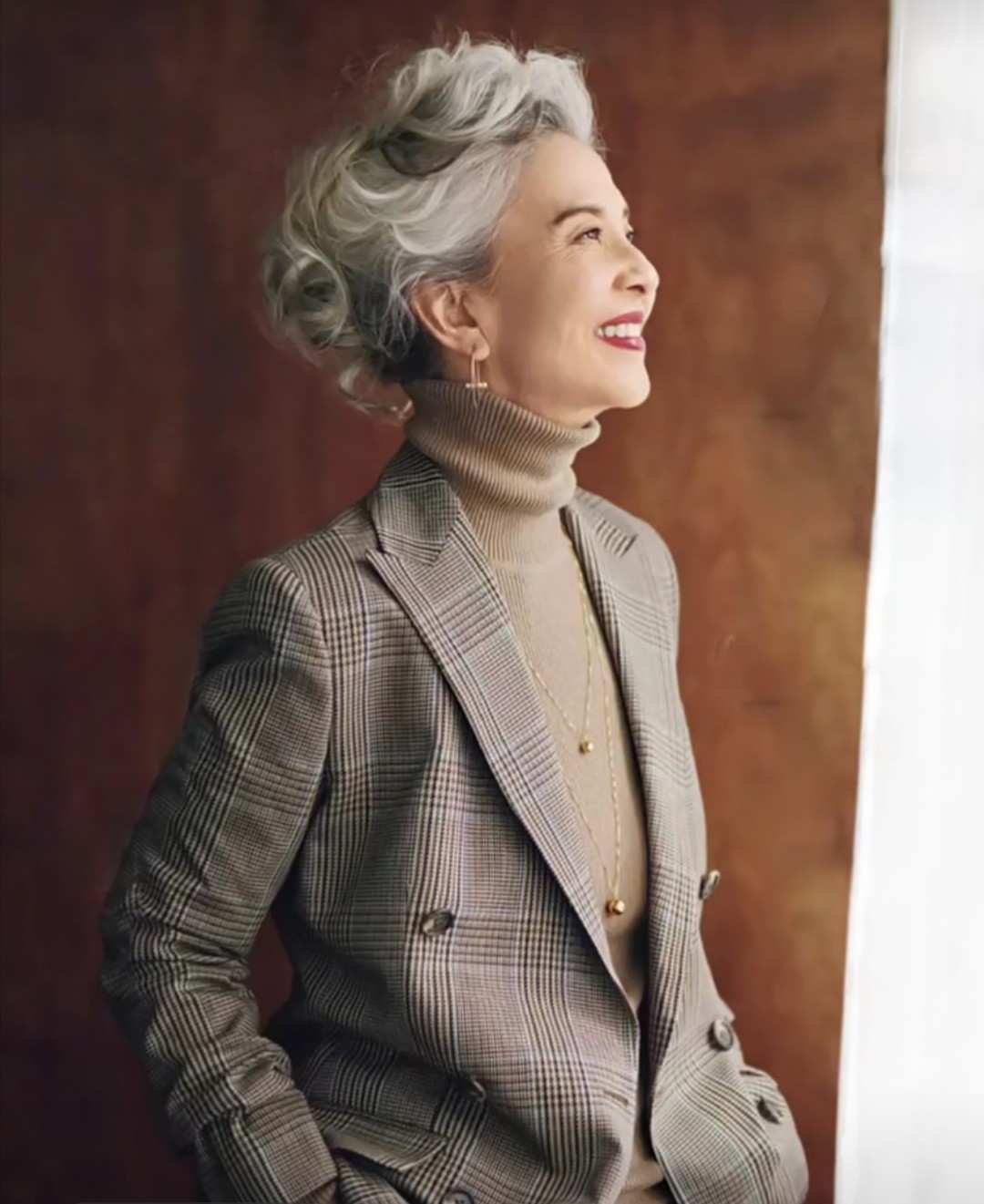 发型 女人白发太多，又不想染头发，做什么发型时尚减龄不显老？