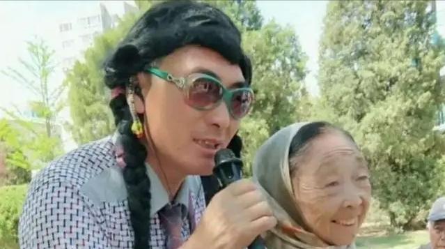 美颜|马玉琴带儿子直播，母子俩美颜过头脸变形，网友：像外星人