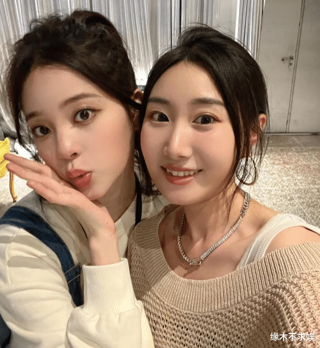 欧阳娜娜|22岁欧阳娜娜个展和网红合影,状态却被质疑,明星果真不如素人?