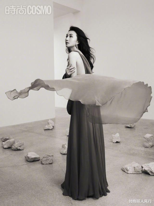 穿衣搭配|42岁陈好霸气拿回“万人迷”称号！穿针织衫拍大片，性感到骨子里