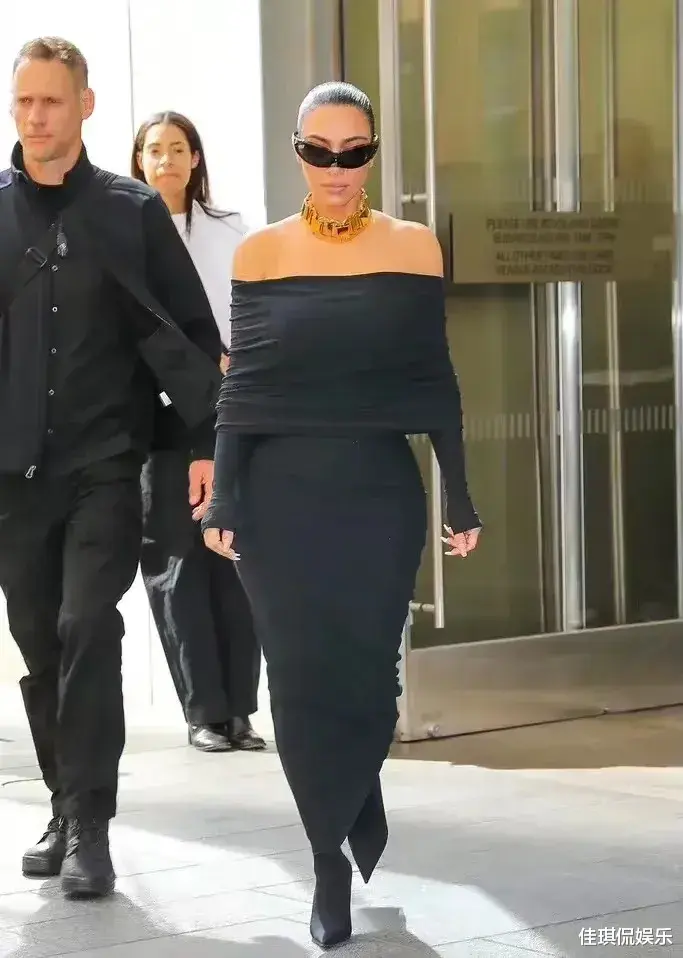 金·卡戴珊|同样的黑裙子,穿在刘雯和卡戴珊身上,这差异也太大了吧!