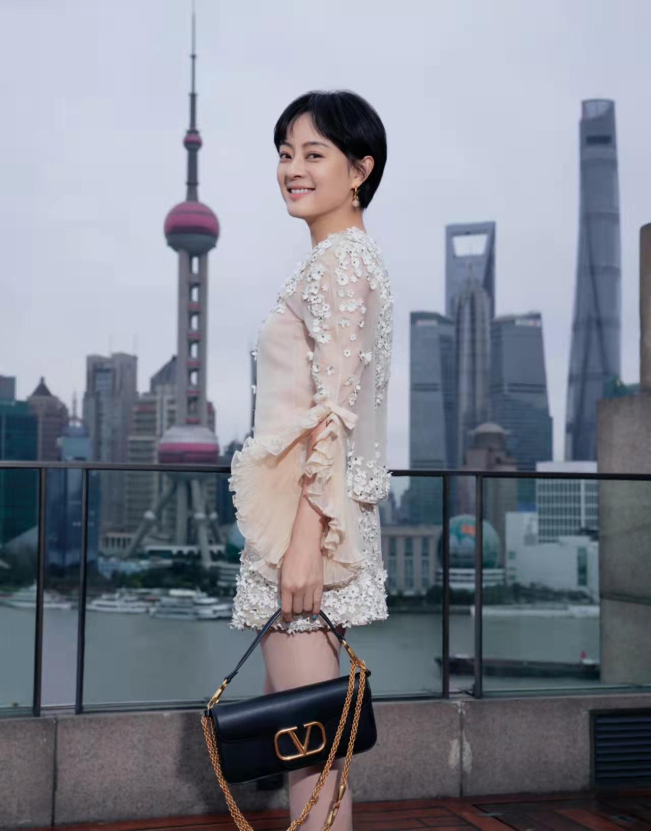 孙俪|众星亮相品牌红毯：孙俪深V罕秀性感，关晓彤瘦成纸片筷子腿吸睛