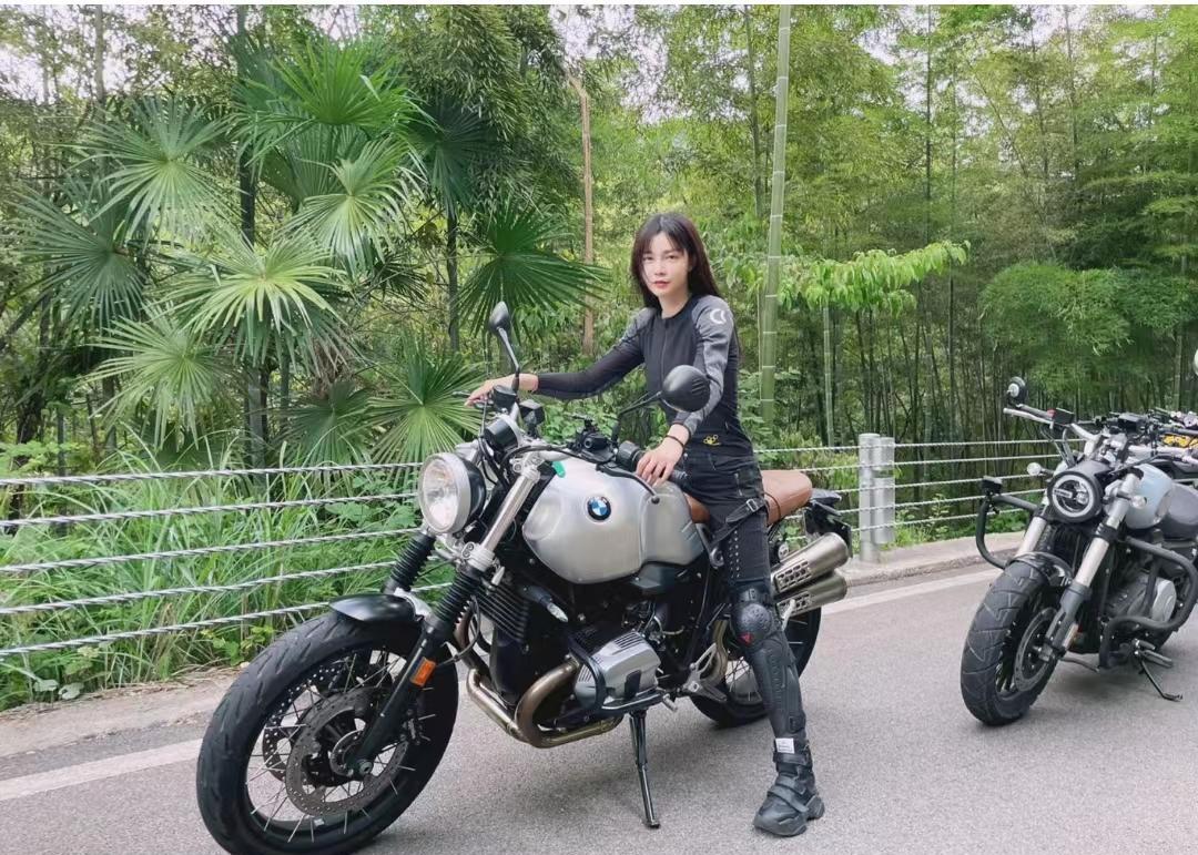 沈梦辰|沈梦辰骑17万机车出游，穿帅气套装秀大长腿，纤细腰肢十分抢镜
