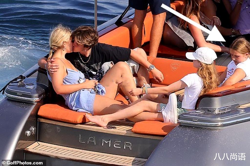 哈珀·贝克汉姆|贝克汉姆一家外出游玩，小儿子和女友坐在船尾亲亲，对面坐着小七