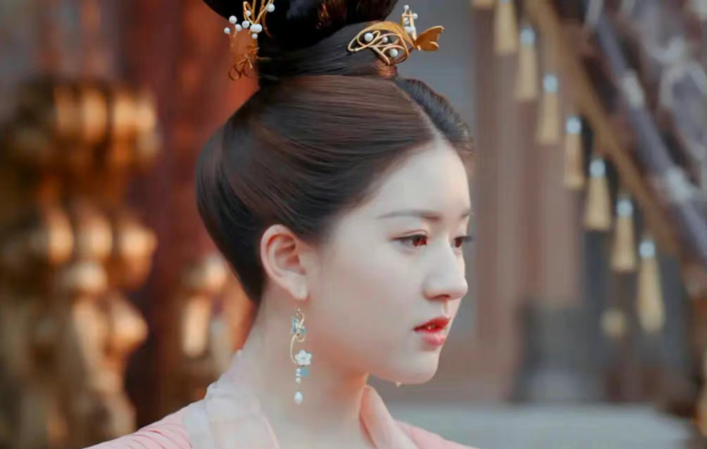 赵露思|古偶美颜重灾区:赵露思逐帧修脸,杨幂柔光滤镜,鞠婧祎白到失真