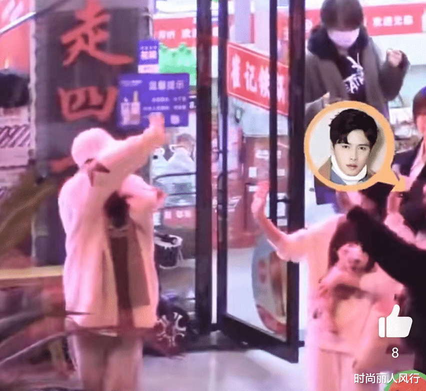 刘亦菲|51岁吴奇隆粘着小娇妻！穿羽绒服陪刘诗诗聚餐，搂腰牵手狂撒狗粮