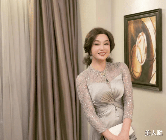 刘晓庆|70岁刘晓庆虽是奶奶的年纪,可穿裹胸裙身材曼妙似小姑娘