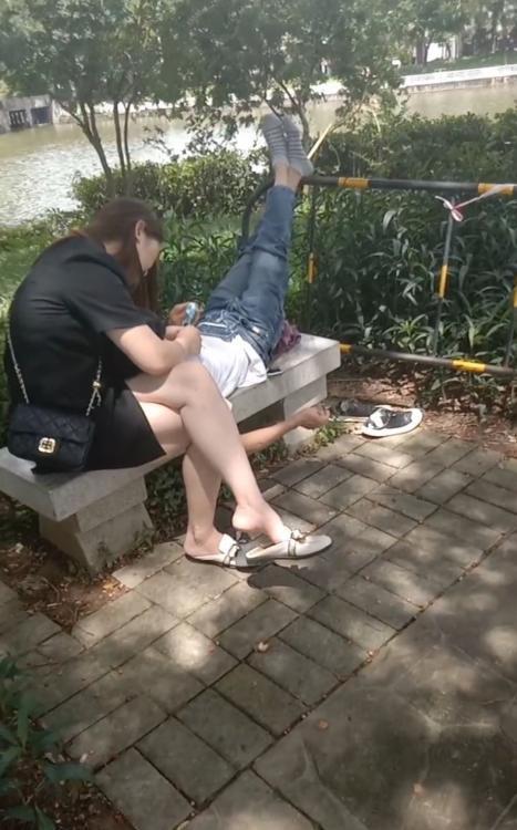 女子与男闺蜜牵手逛公园,被女子的丈夫当面戳穿:你竟骗了我三年
