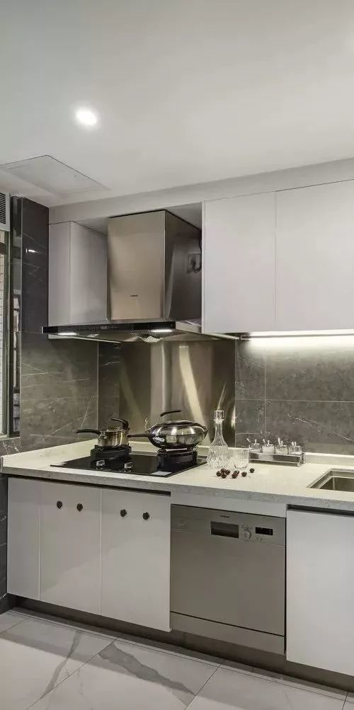 厨房这样装好看又实用,再也不担心难清洁了!