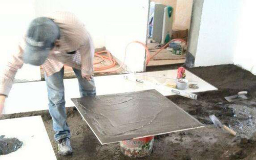 原来铺地砖还分干铺和湿铺！看完这价格和铺法，大多数人都搞错了