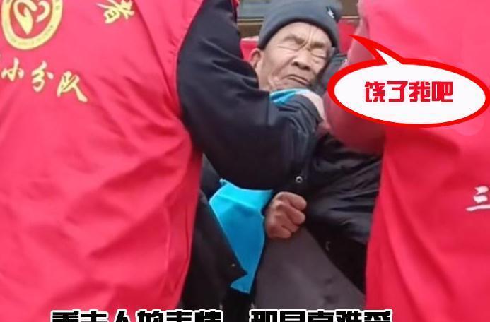 作秀？浙江绍兴一群红马甲献爱心，老人表情亮了，镇政府已回应