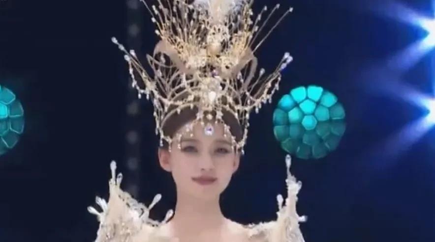 捕梦网|金鹰节直播生图:吴谨言沈梦辰状态好,看到汪涵瞬间笑出声