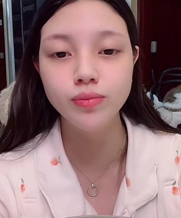 兜儿晒女儿照片，称眼睛像自己嘴巴像小猪先生，网友：更像小猪妹