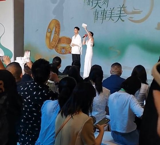 王凯|39岁王凯合肥商场参加活动,身材消瘦被多人围观,网友:像个厨师