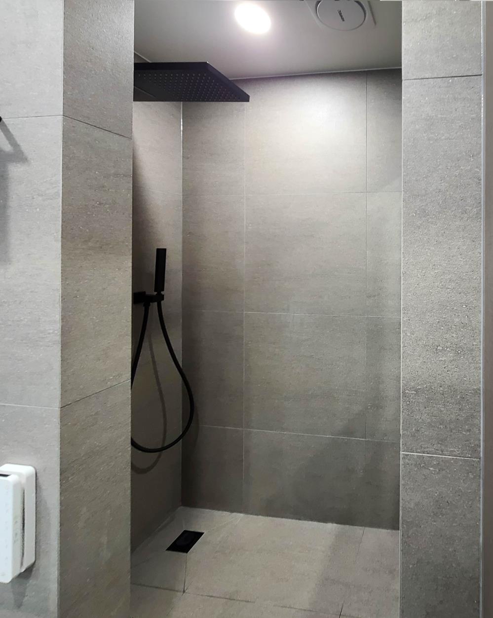 50㎡跃层公寓，装修“简”过头了！全屋刷大白墙，悬空书房很过瘾