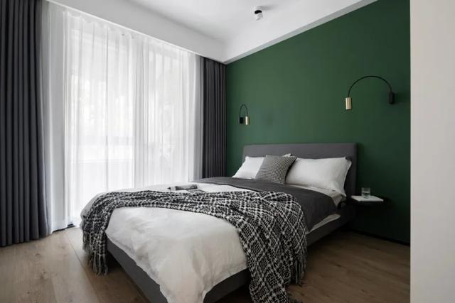 89㎡现代简约,黑与白、绿植与原木,打造时尚高级的舒适