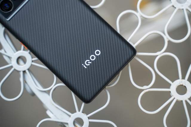 经典|经典配色如何实现创新?iQOO 9 Pro赛道版亲自示范