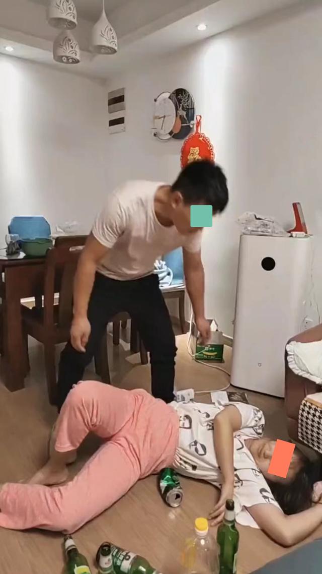 男子下班回到家,看到妻子躺在地上睡着,身上还有一股浓浓的酒味