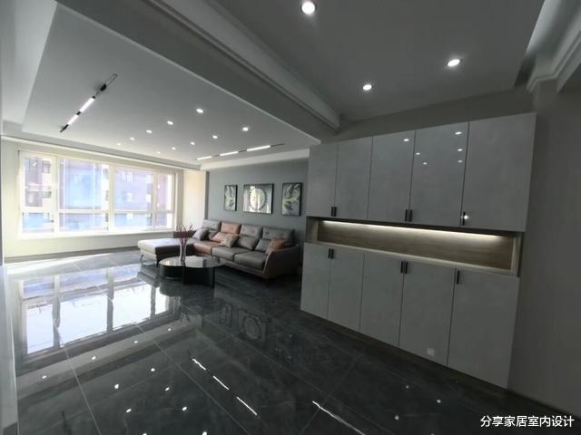 看她家新房，全屋地面铺灰色瓷砖很耐脏，无主灯的设计很时尚！