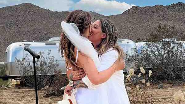 王敏德|女儿与同性女友美国大婚，王敏德携全家观礼，晚宴边跳边唱很开心