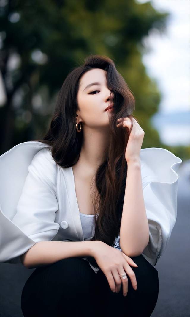 刘亦菲|刘亦菲气质女装迷倒粉丝