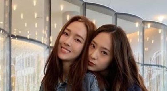 郑秀晶|郑秀晶晒出童年照,为姐姐郑秀妍庆生,小时候两人镜头感超强