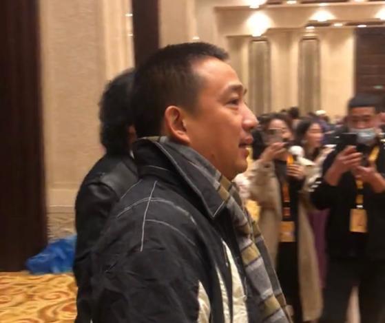 黄磊|黄磊现身乌镇戏剧节，短发沧桑外套满是皱褶，网友：那是品牌新款