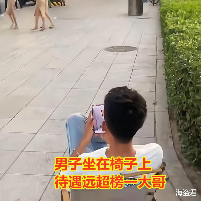 3个女主播街头跳舞,男子端小椅子近距离欣赏,视角远胜榜一大哥