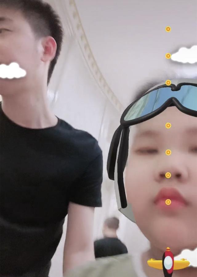 街拍|德云社郭汾阳玩游戏,舅舅张云雷无意入镜,粉丝:郭汾阳真给力