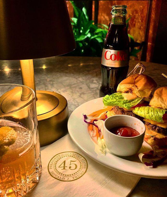 川普大厦里开了家“川普酒吧”?价格奇高装修迷惑,却有人超想去