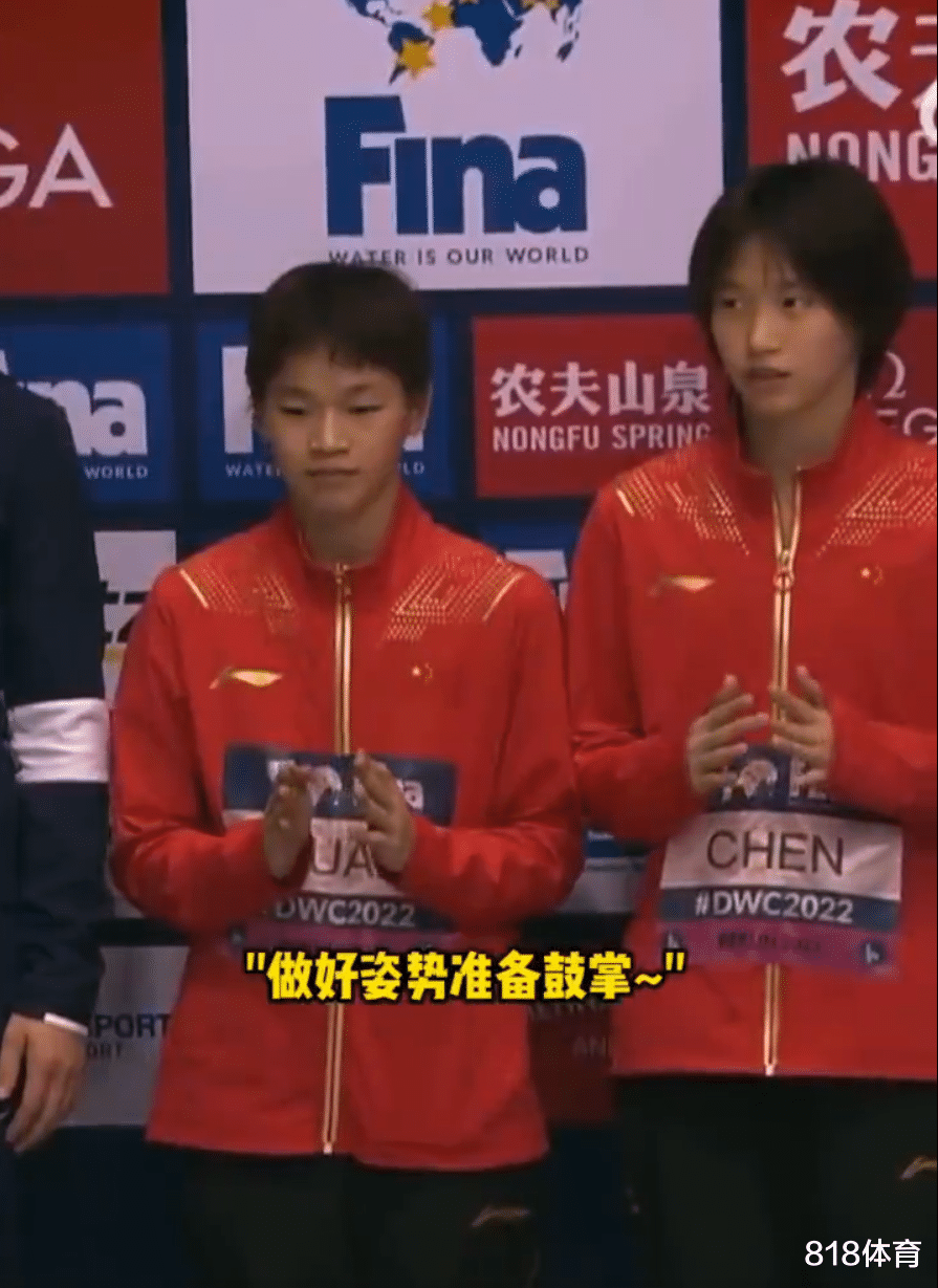 全红婵|耍宝! 全红婵夺冠颁奖预演为对手鼓掌, 戴金牌老实转脸冲镜头做鬼脸