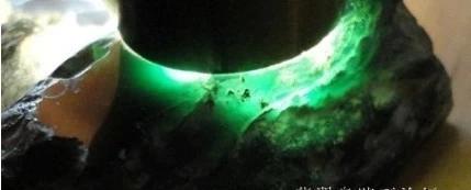 翡翠|13种翡翠原石灯下现原形