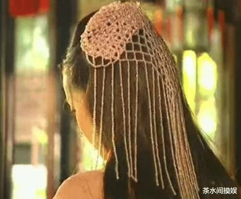 景甜|同样头顶“网兜”,贾静雯经典、邓萃雯毁形象,刘诗诗景甜太累赘