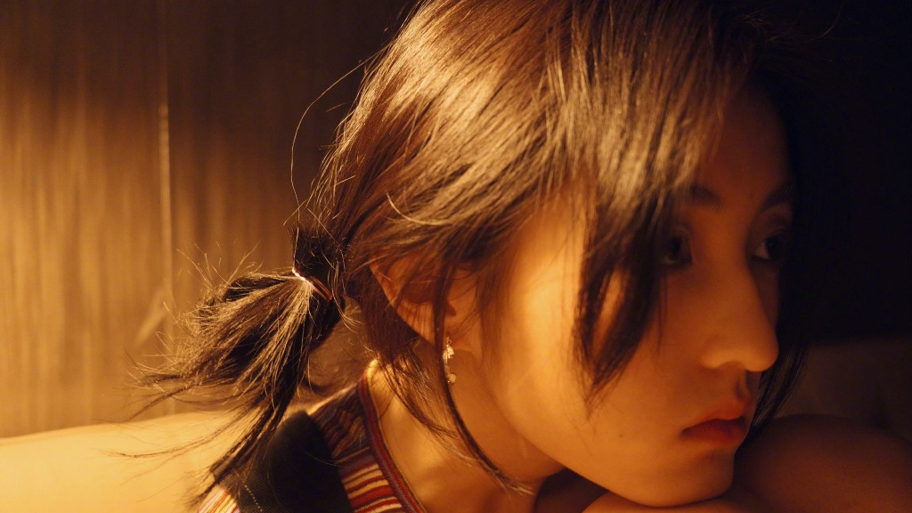 张子枫|张子枫晒秋天随拍，网友：双马尾真的文艺又可爱