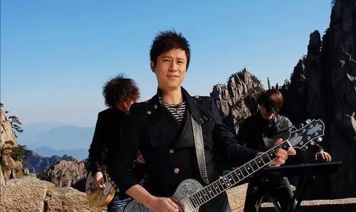 |解晓东：曾连登14年春晚，巅峰时退隐，53岁颜值依旧耐打