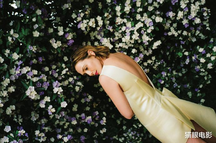 绯红女巫|绯红女巫身材绝了!前开襟秀牛奶肌超性感,网友:致命女人既视感