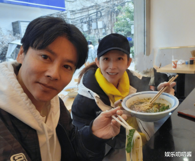 肖鹤云|49岁蔡少芬街头吃素面，肤白貌美似少女，老公张晋白发太吸睛