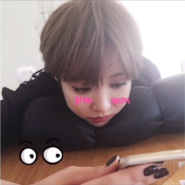 短发 迪丽热巴短发造型失败拉低颜值,中国时尚杂志能提高审美能力吗?