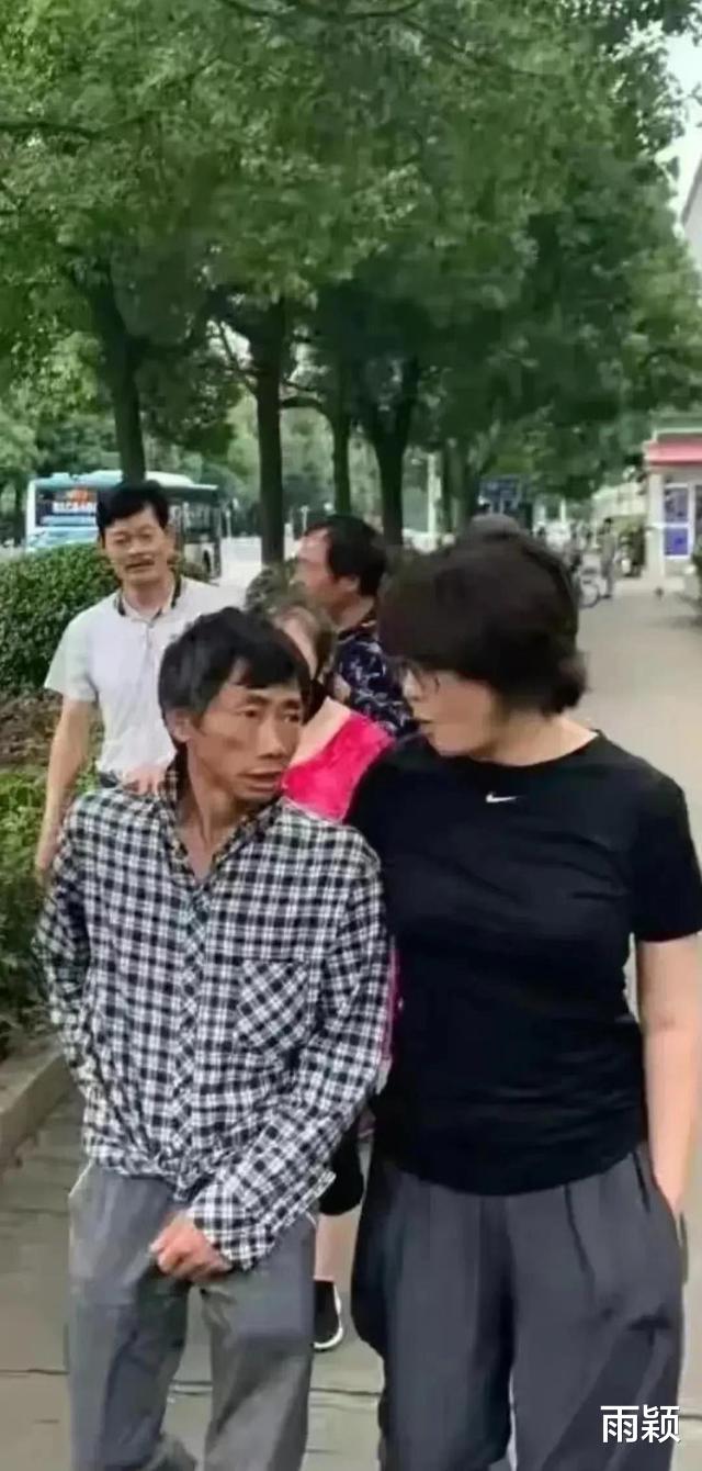 发型 49岁袁立胖到认不出！穿着随性在街上和大叔勾肩搭背，发型凌乱