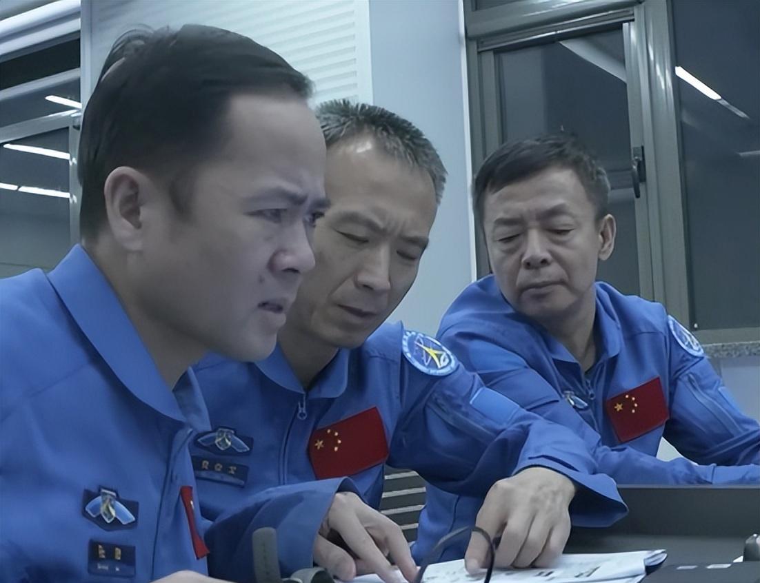神十五航天员公布后,网友破防了,备战24年的邓清明终将圆梦太空