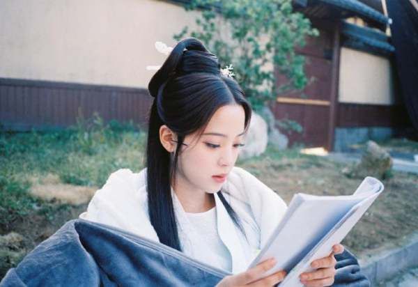 欧阳娜娜|欧阳娜娜品牌纯白浴衣实际成本不足百元,是否有割韭菜的嫌疑?