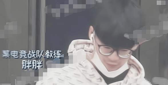 何泓姗|34岁女星疑恋情曝光！素颜与小9岁男星旅游，牵手搂抱回酒店太甜