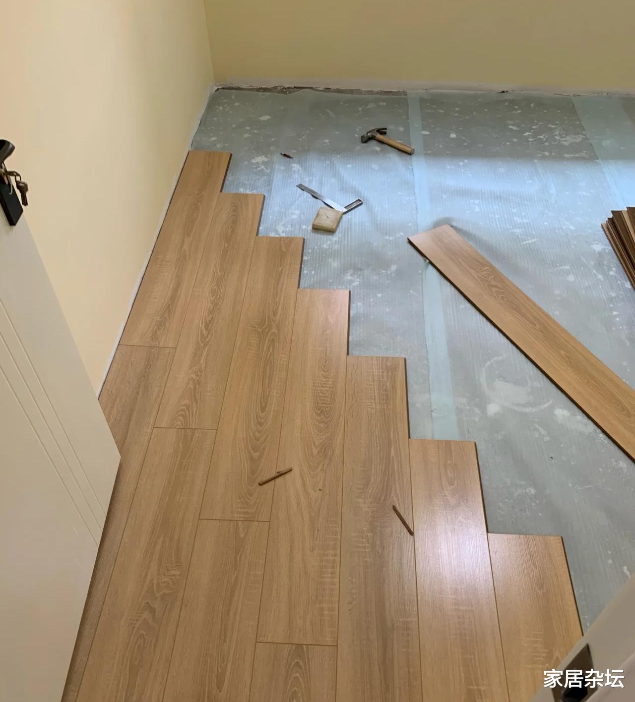 装修铺木地板要具备这些条件,否则,拱起、冒灰、有响声就很常见