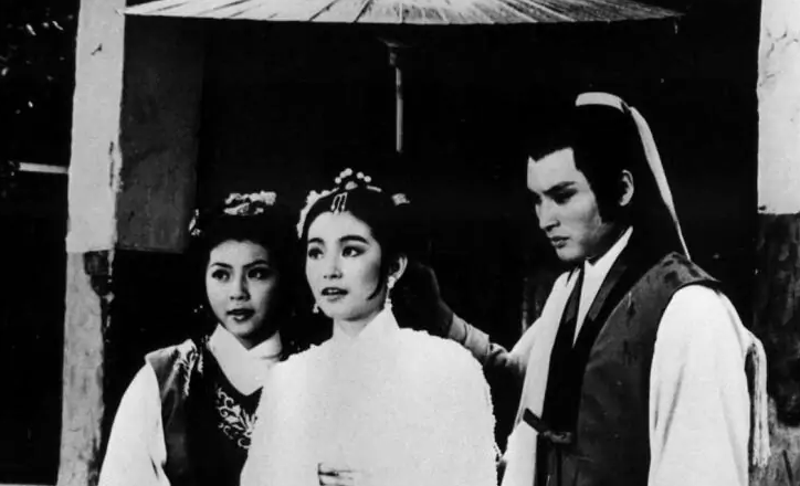 王祖贤|55岁王祖贤素颜现身寺庙!身穿“海青”双手合十,皮肤超白气质佳