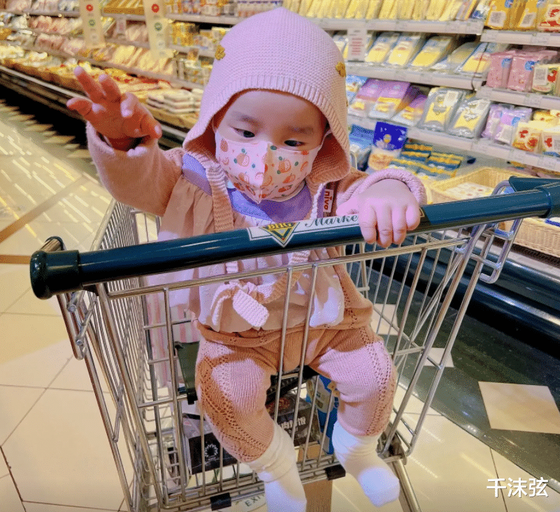 李亚鹏|李亚鹏多次晒女儿秀幸福！与娇妻穿同款拍情侣照，被指像两代人