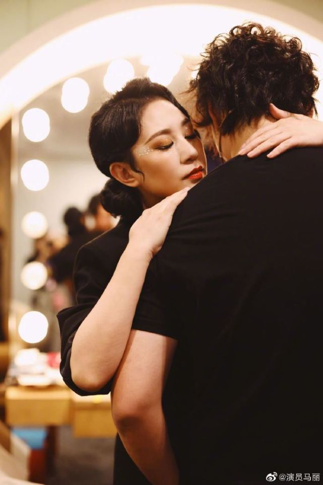 马丽|马丽晒照为许文赫庆祝父亲节,甜蜜喊话孩儿他爸,亲吻老公脸颊超甜