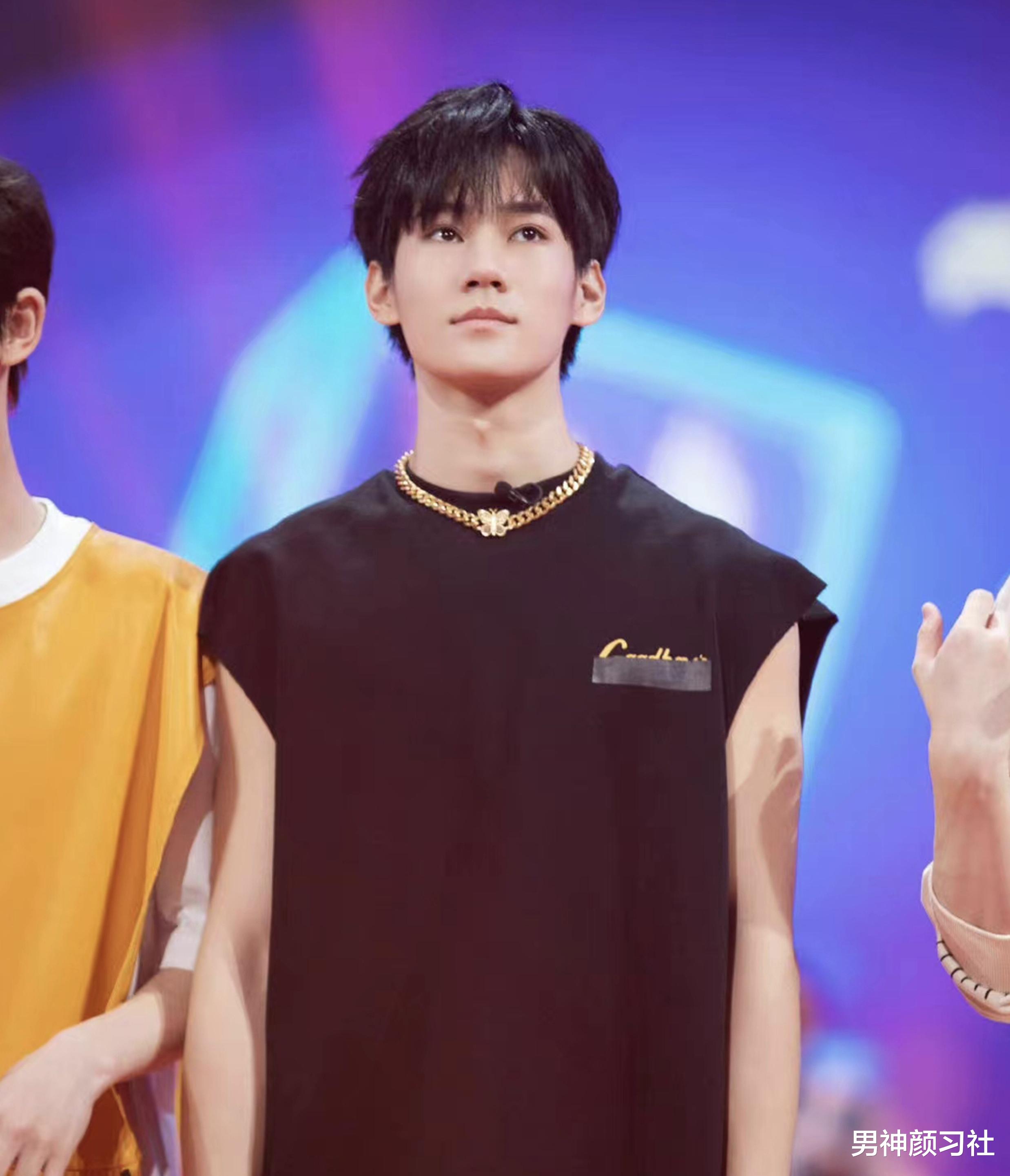 没肌肉就不能穿无袖？除非你穿的是你爸的“白汗衫”